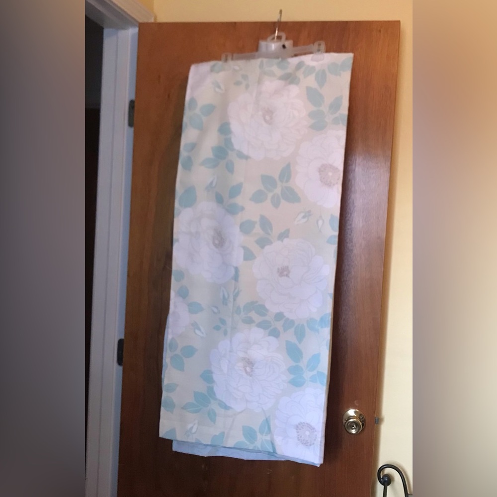 Rose Patterned Curtain Set (2)